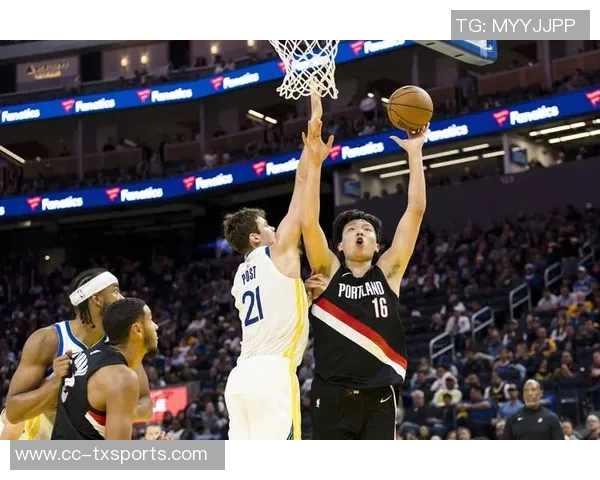 老将默契配合霍福德助攻库里精彩反篮打成21